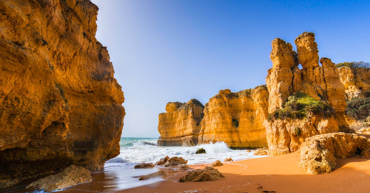 découvrez les causes et les conséquences de l'érosion côtière, un phénomène naturel qui menace nos littoraux. apprenez comment la hausse du niveau de la mer, les tempêtes et l'activité humaine contribuent à ce processus tout en explorant des solutions durables pour protéger nos côtes.