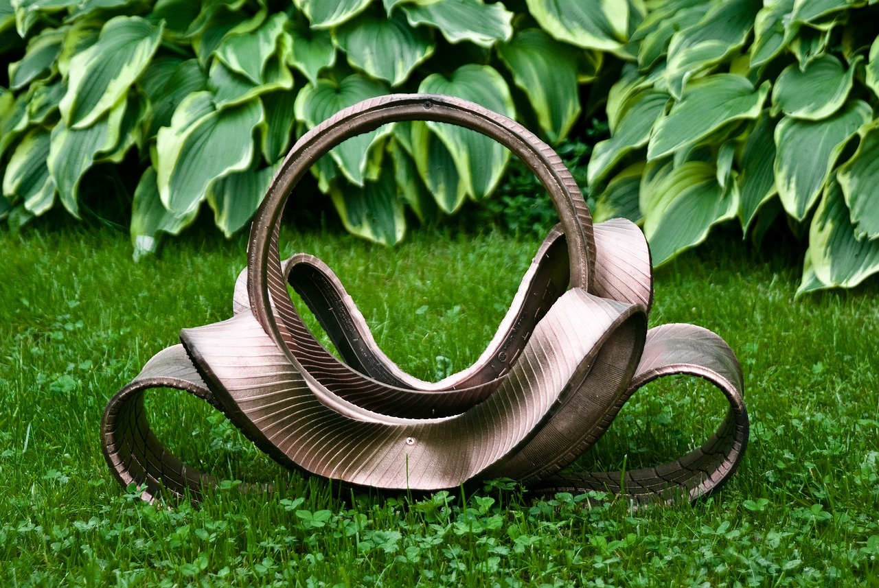 découvrez l'upcycling, une démarche créative et écologique qui transforme les objets inutilisés en pièces uniques et durables, alliant innovation et respect de l'environnement.