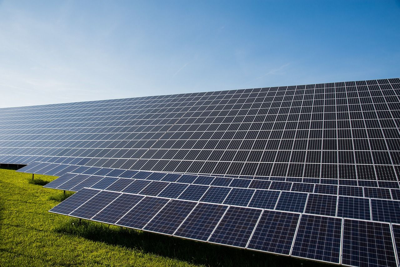 découvrez comment la transition énergétique transforme notre manière de produire et consommer l’énergie, en favorisant les énergies renouvelables et en réduisant l’empreinte carbone pour un avenir plus durable.