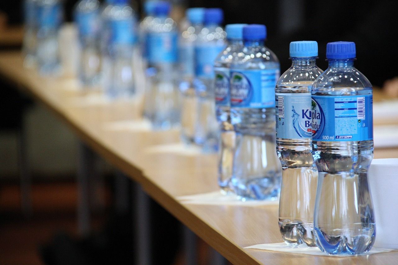découvrez les enjeux environnementaux liés à la consommation de bouteilles en plastique et comment réduire votre impact écologique.