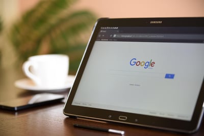 Saviez-vous que vos recherches Google sur mobile utilisent 5 fois plus d’énergie qu’une requête d’intelligence artificielle ? Découvrez pourquoi personne ne vous en parle…