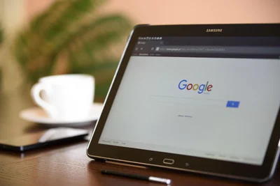 Saviez-vous que vos recherches Google sur mobile utilisent 5 fois plus d’énergie qu’une requête d’intelligence artificielle ? Découvrez pourquoi personne ne vous en parle…