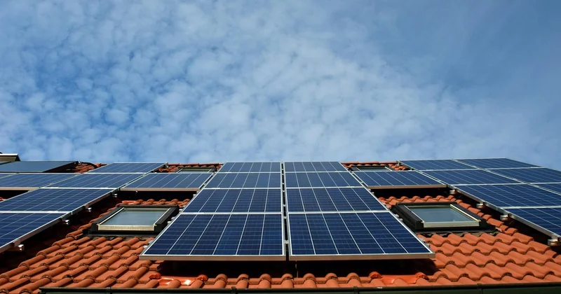 Comment trancher entre solaire, pompe à chaleur et poêle