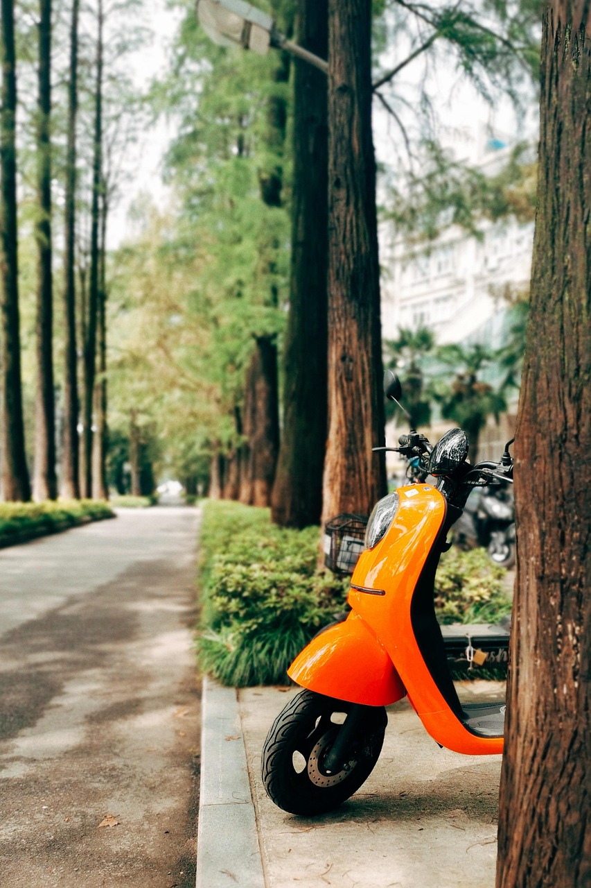 découvrez tout ce qu’il faut savoir sur les trottinettes électriques : avantages, modèles, conseils d’utilisation et règles de sécurité pour choisir la meilleure solution de mobilité urbaine.