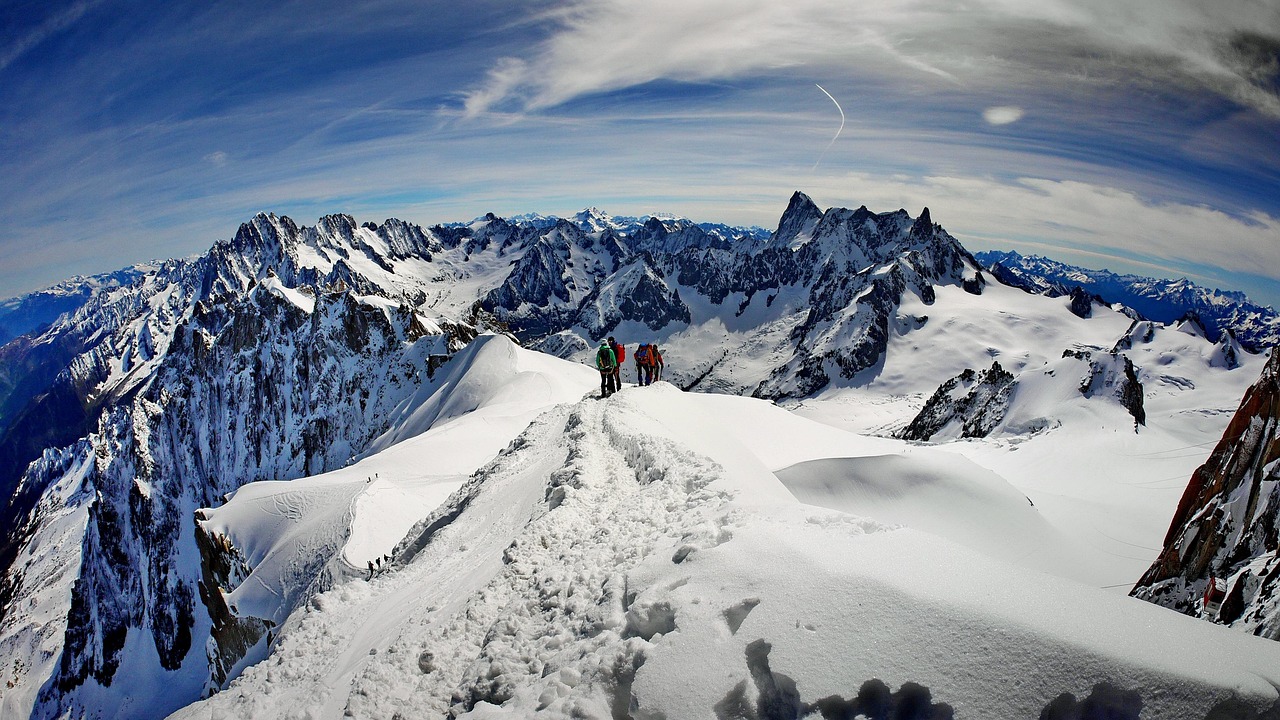 d&eacute;couvrez l'ultra-trail du mont blanc, une course d'endurance mythique &agrave; travers des paysages spectaculaires et des d&eacute;fis extr&ecirc;mes en haute montagne.