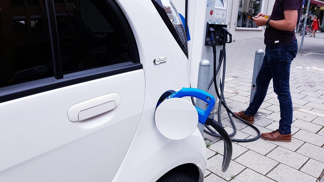 d&eacute;couvrez tout sur les voitures &eacute;lectriques : avantages, fonctionnement, mod&egrave;les disponibles et impact environnemental pour un avenir durable.