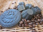 d&eacute;couvrez notre gommage au caf&eacute; naturel, parfait pour exfolier et revitaliser votre peau en douceur tout en stimulant la circulation.